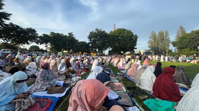 Ribuan Warga Salat Idulfitri 1445 H di Alun-Alun Wonosobo 