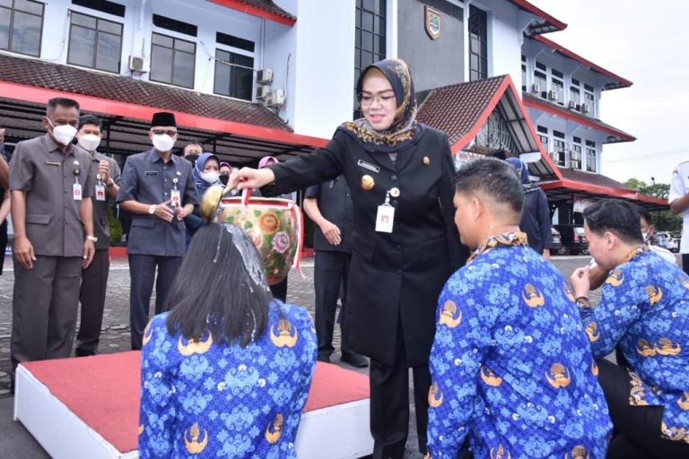 Unik, Bupati Sukoharjo Siram Air PNS Penanda Telah Dilantik