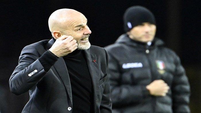 pelatih-ac-milan-italia-stefano-pioli-memberikan-instruksi-saat-pertandingan-sepak-bola.jpg