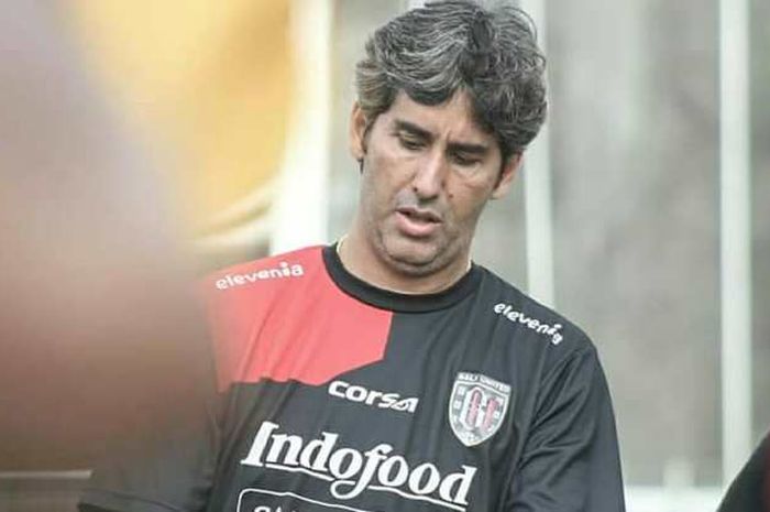 pelatih-bali-united-stefano-cugurra-atau-teco-dalam-sebuah-sesi-latihan-timnya.jpg