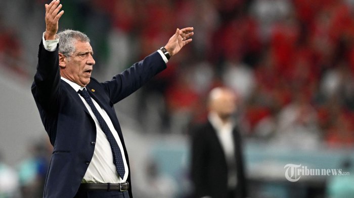 pelatih-timnas-portugal-fernando-santos-memberi-isyarat-dalam-laga-sepak-bola.jpg