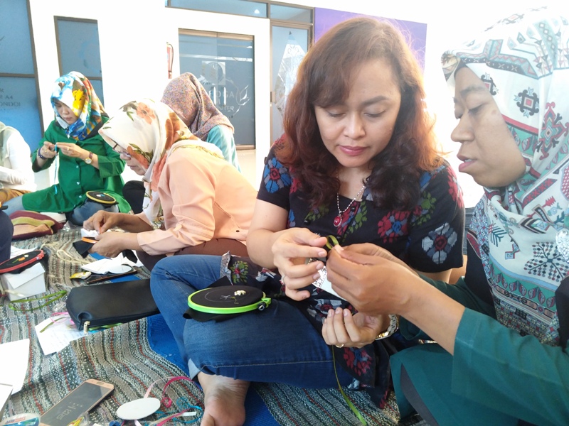 Koperasi Produsen Rengganing Asta Palupi Adakan Pelatihan Dasar Sulam Pita di UMKM Center Jateng