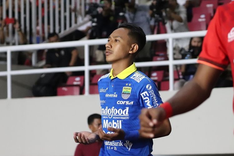 pemain-persib-bandung-beckham-putra-nugraha-memasuki-lapangan-jelang-laga.jpg