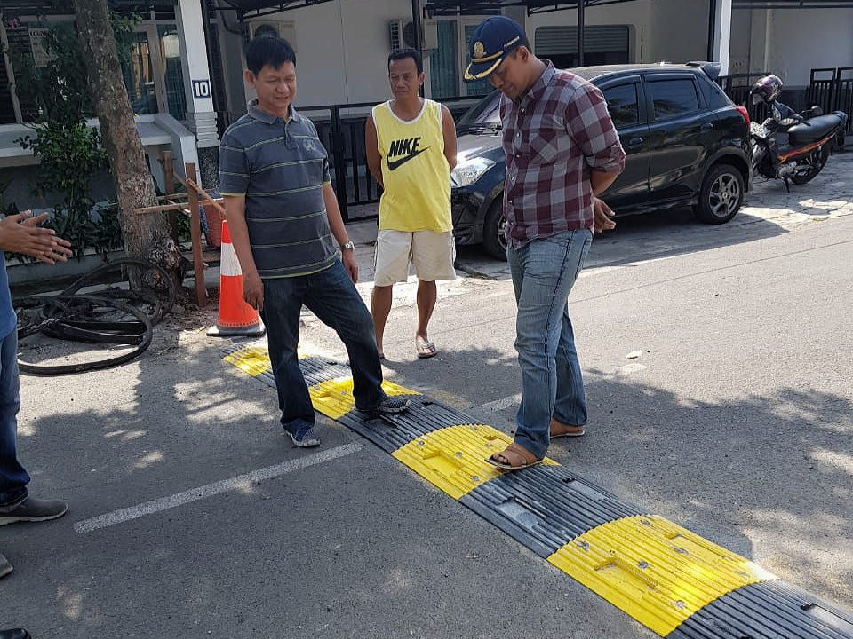 pemasangan-polisi-tidur-di-purwotan-laweyan-solo-sabtu-2652018_20180526_162303.jpg