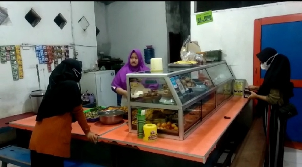 pemilik-warteg-layani-konsumen-sahur-take-away-di-gunungpati-kota-semarang.jpg
