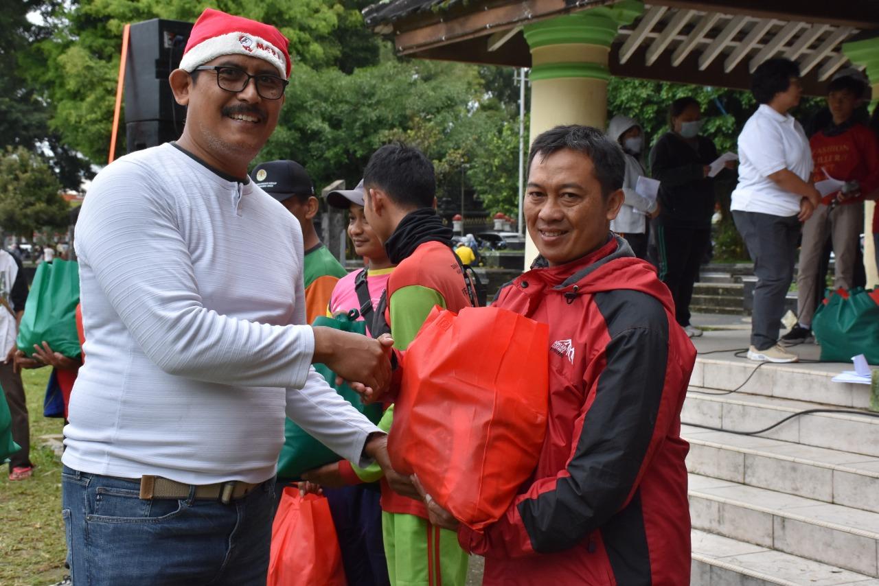 Menyambut Nataru, Persekutuan ASN Kristiani Wonosobo Bagikan Paket Sembako 