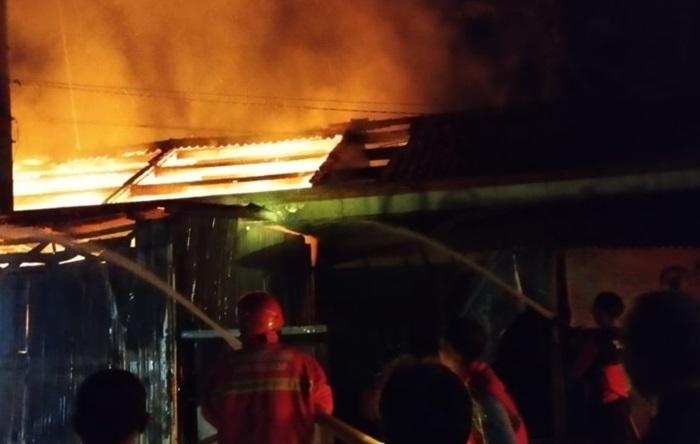 penanganan-kebakaran-yang-menimpa-sebuah-warung-sembako.jpg