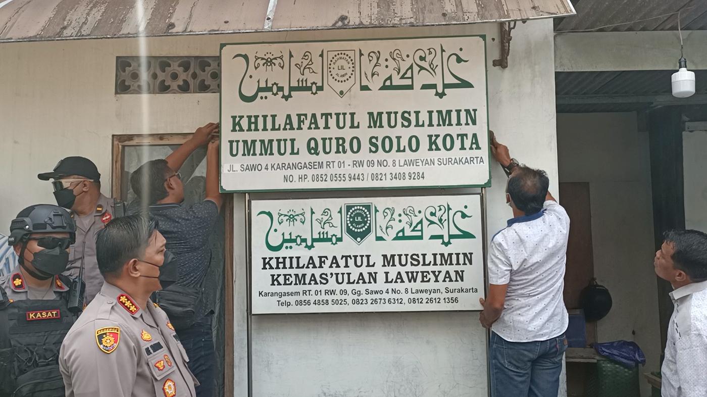 pencopotan-plang-khilafatul-muslimin-di-solo.jpg