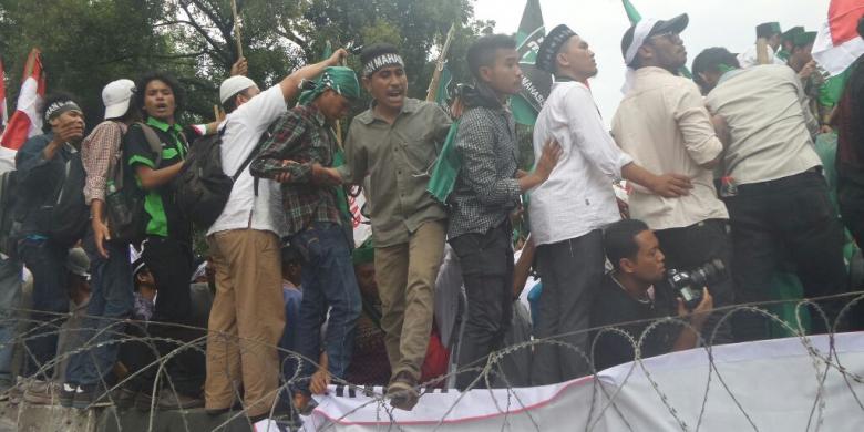 Pemuka Agama Tegur Peserta Demo Yang Lempar Botol ke Polisi