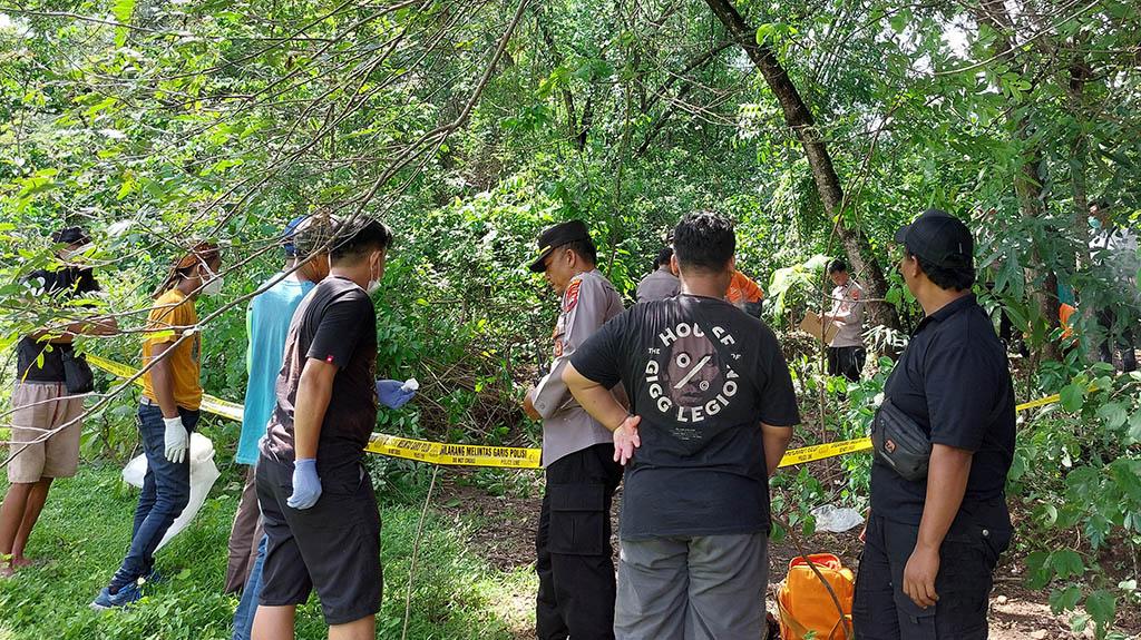 Polisi Datangi TKP Penemuan Mayat Lelaki di Perkebunan Wilayah Karanganyar