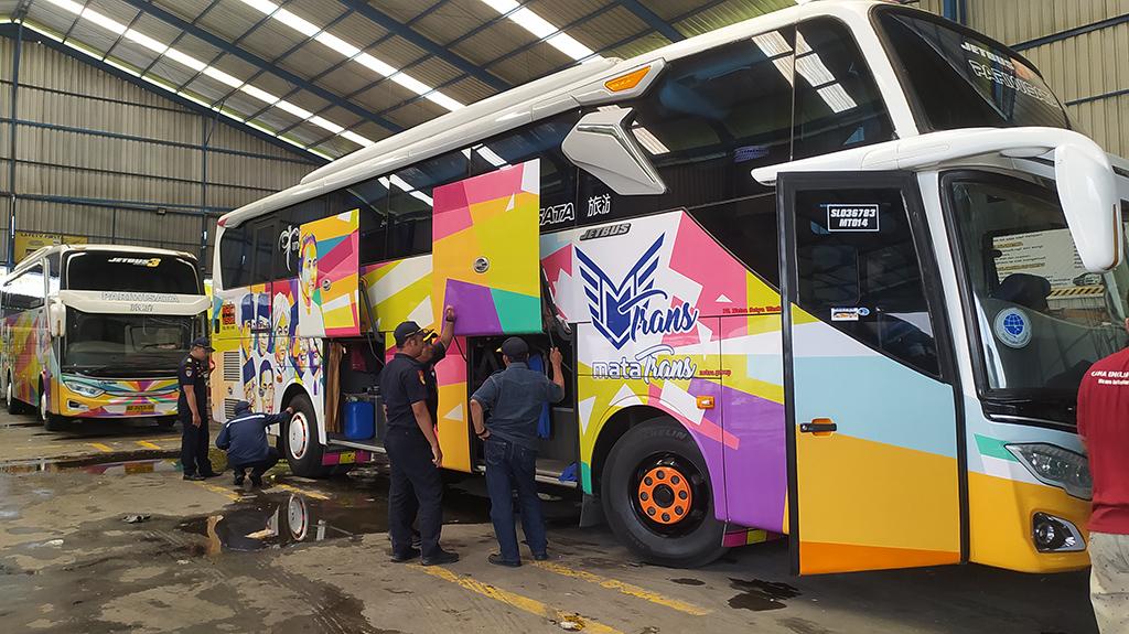 Video Jelang Nataru, Tim Gabungan Kota Solo Ramp Check Armada di Tiga PO Bus