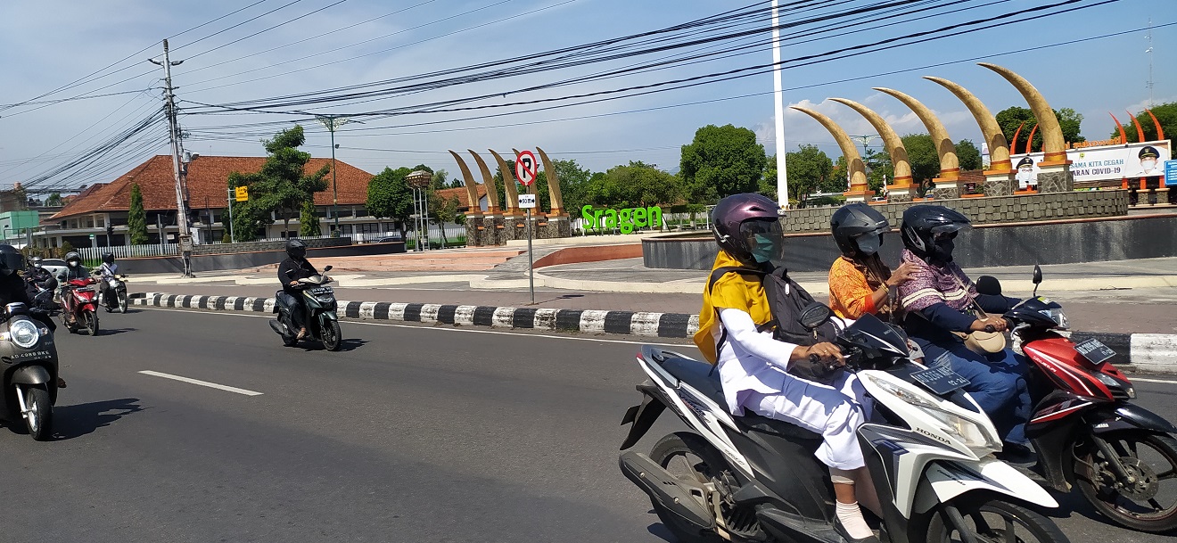 pengendara-melintas-di-depan-alun-alun-sasono-langen-putro-sragen.jpg