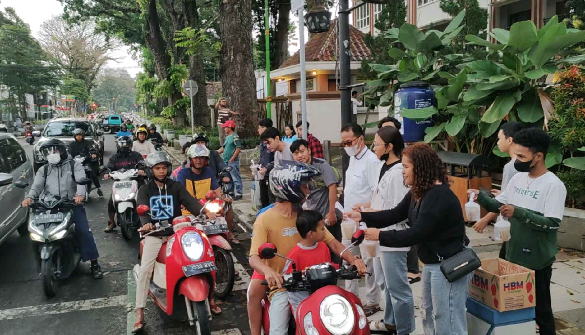 Tumbuhkan Rasa Toleransi, Gereja Santo Paulus Miki  Salatiga Bagikan Takjil Gratis