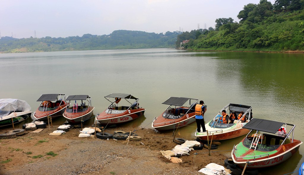 pengunjung-asyik-menikmati-wisata-air-dengan-mengendarai-kapal-boad-di-waduk-jatibarang-semarang.jpg