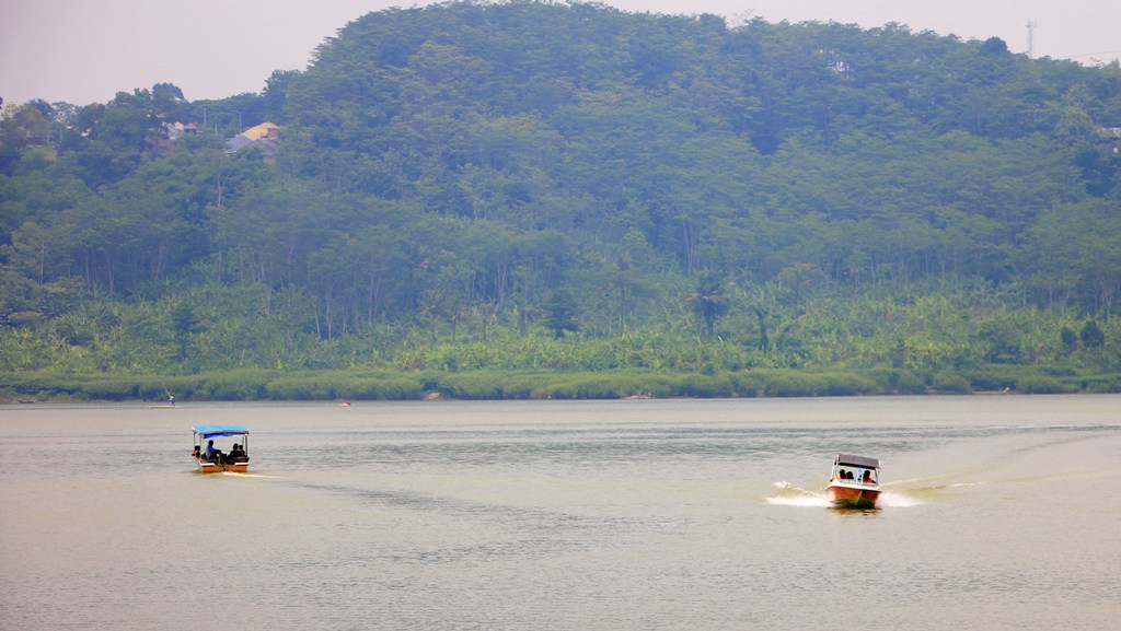 pengunjung-asyik-menikmati-wisata-air-mengendarai-kapal-boad-di-waduk-jatibarang-semarang.jpg