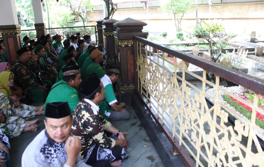 Sambut Satu Abad NU, Ansor Blora Ziarah Makam Sesepuh Pendiri NU