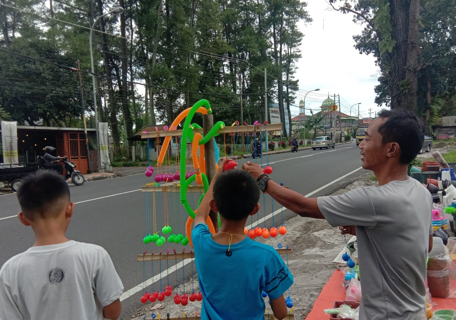 Rezeki Penjual Lato-lato di Salatiga, Sehari Bisa Jual Seratus Buah