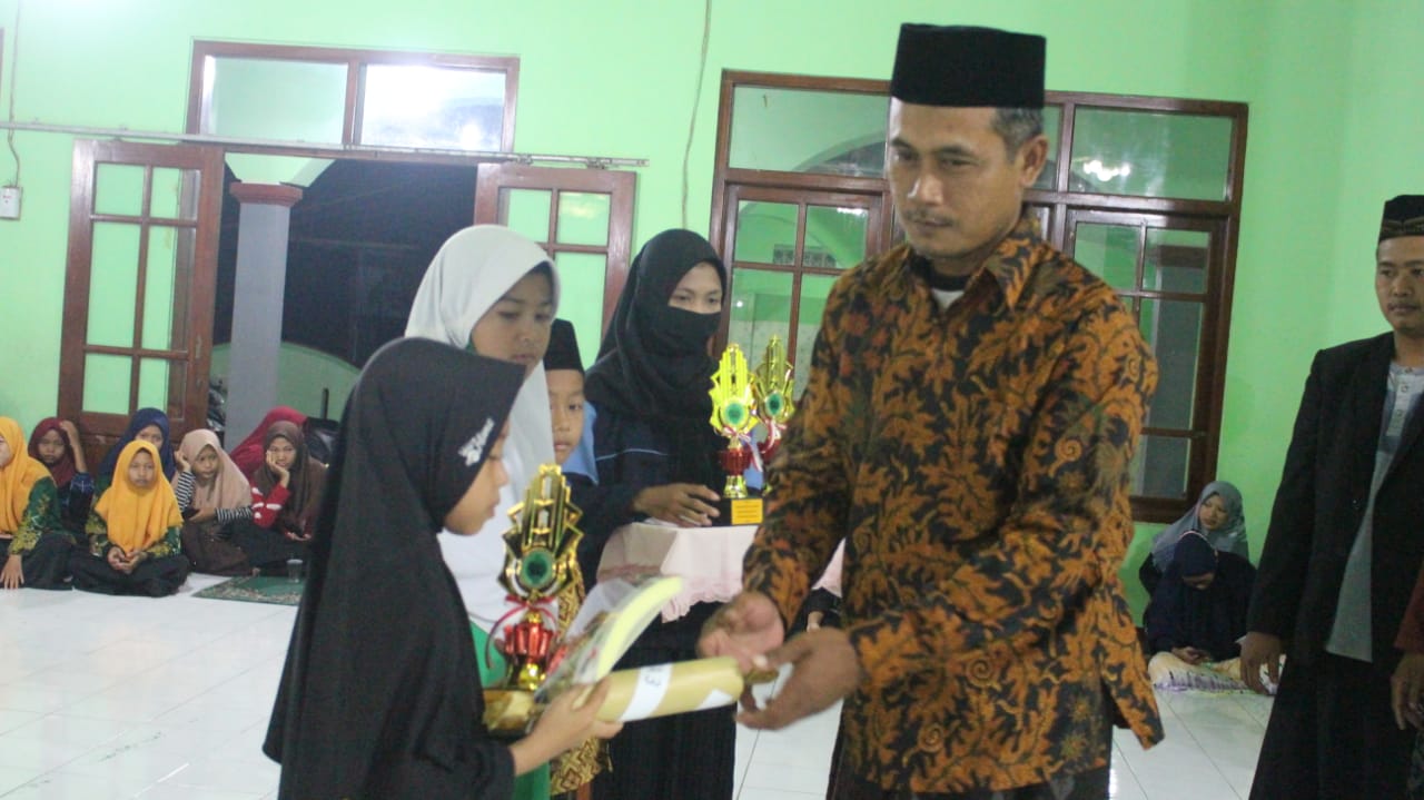 penyerahan-hadiah-lomba-kkn-uin-hari-santri.jpg