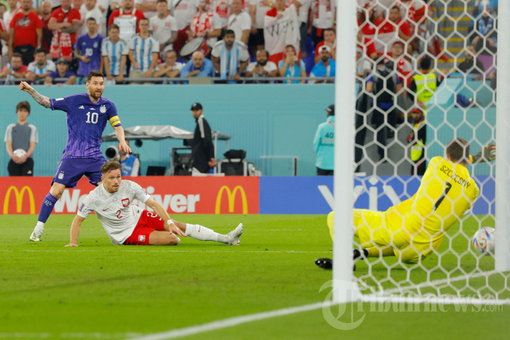 penyerang-argentina-lionel-messi-kiri-berusaha-mencetak-gol-melewati.jpg