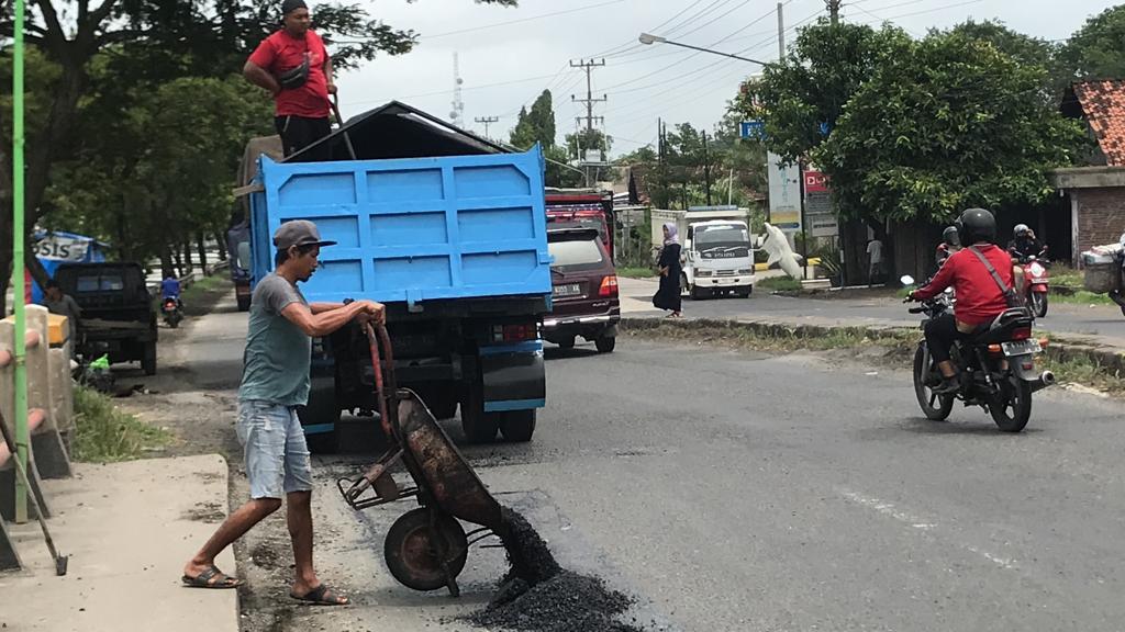 Persiapan Jalur Mudik, Lubang-lubang di Jalan Pantura Semarang Demak Ditambal