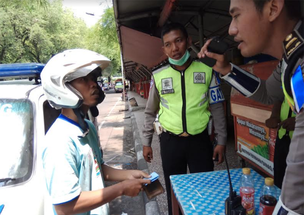 perdebatan-antara-pemotor-dengan-polisi-yang-menilangnya_20171109_124628.jpg