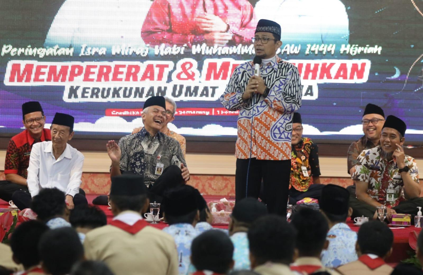 Peringati Isra Miraj Bareng Ustaz Wijayanto, Ganjar Salurkan Bantuan ke Sejumlah Agama