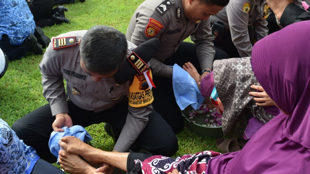 peringati-hari-ibu-para-personel-dari-bintara-hingga-perwira-polres-pemalang.jpg