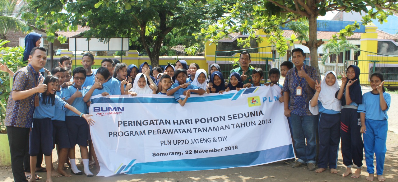 Peringati Hari Pohon Sedunia, PLN Ajak Siswa SDN 1 Kalipancur Rawat Tanaman