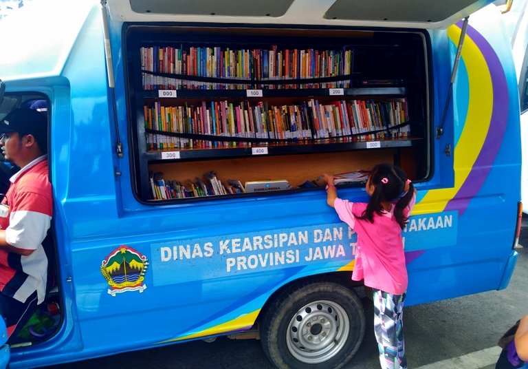 Ada Mobil Perpustakaan Keliling Arpusda Jateng di CFD Jalan Pahlawan Semarang, Koleksinya Banyak
