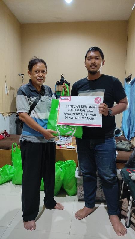 Sambut Hari Pers Nasional 2023, Alfamart dan Jurnalis FC Semarang Berbagi Sembako