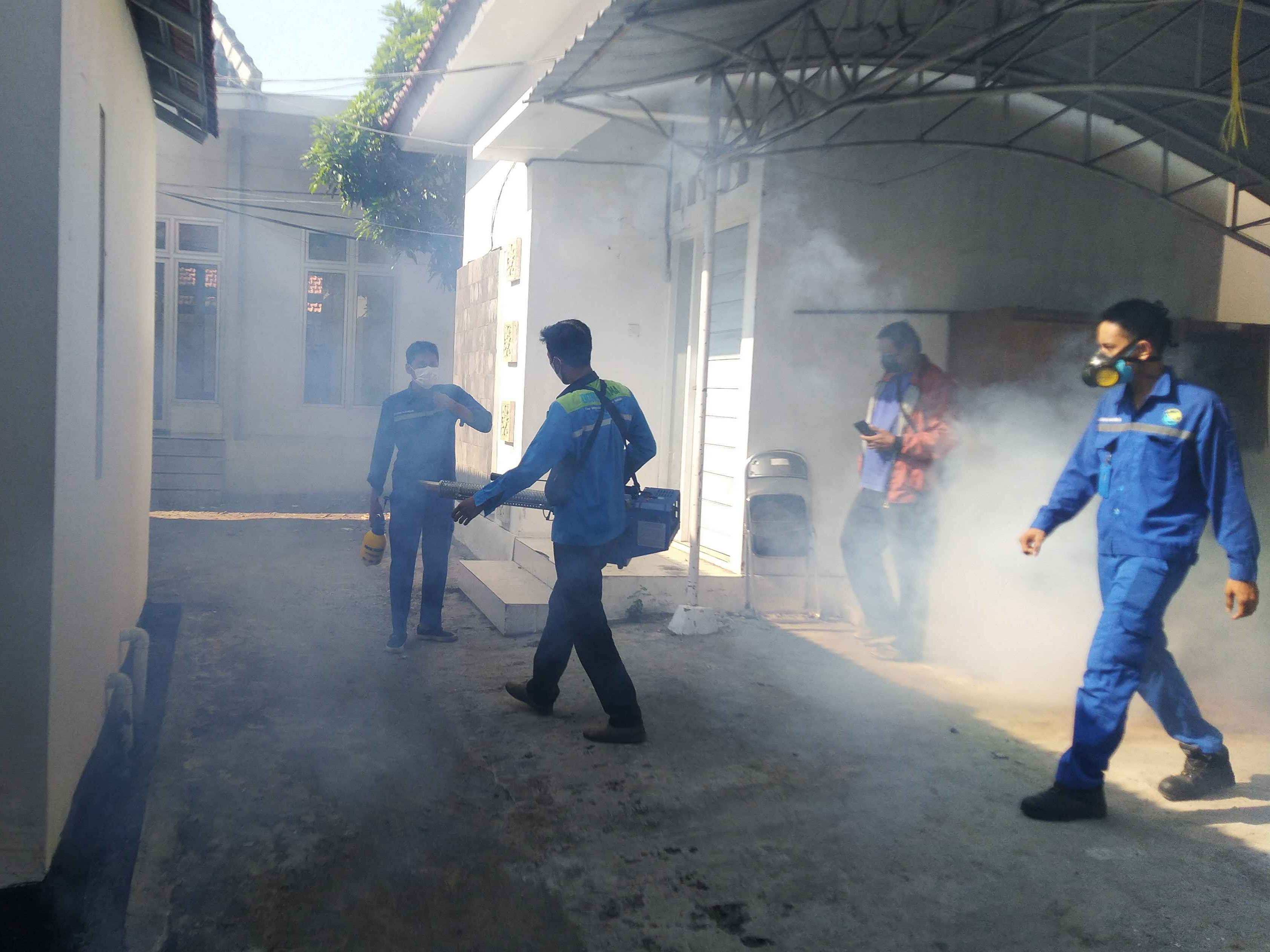 petugas-melakukan-foging-di-wilayah-kantor-setda-kendal-jumat-582022.jpg