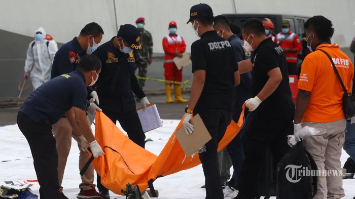 petugas-mengidentifikasi-kantong-jenazah-korban-jatuhnya-pesawat-sriwijaya-air-sj182-rute-jakarta.jpg