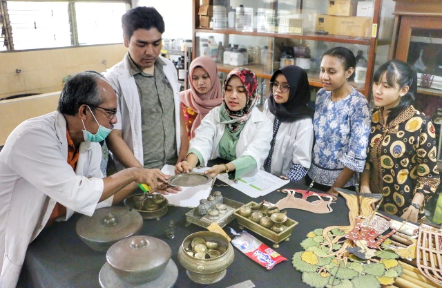 Petugas Museum Ranggawarsita Lakukan Konservasi Koleksi Logam untuk Rawat Koleksi Museum