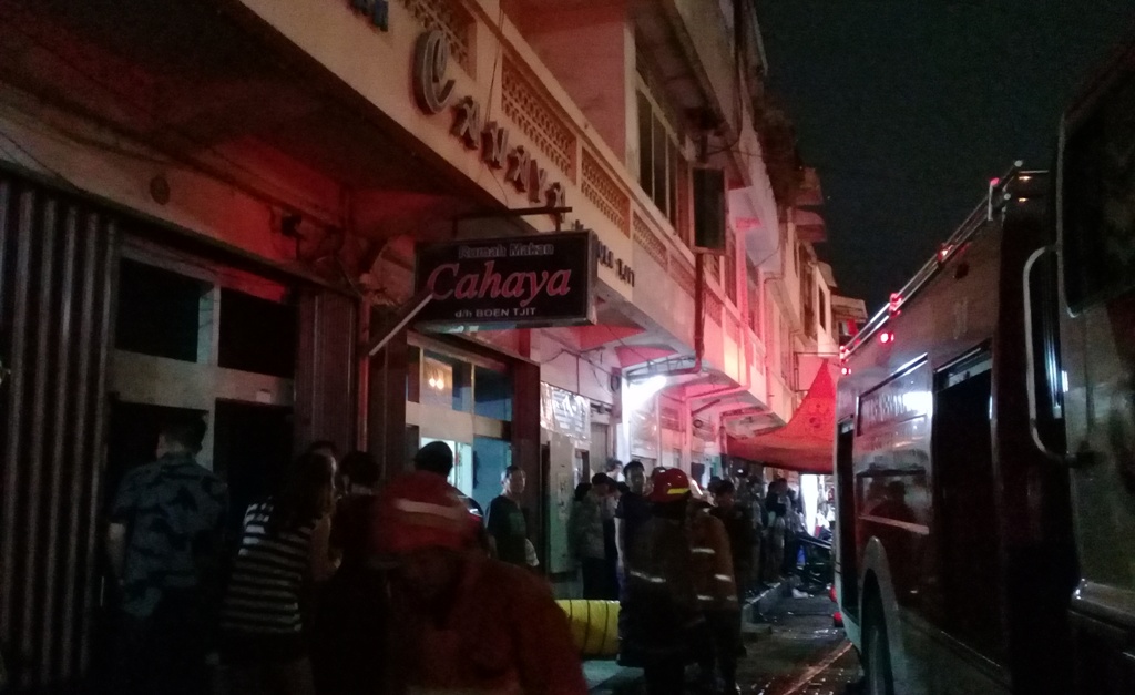 Tiga Mobil Damkar Dikerahkan, Api yang Membakar Rumah Makan Cahaya Berhasil Dipadamkan