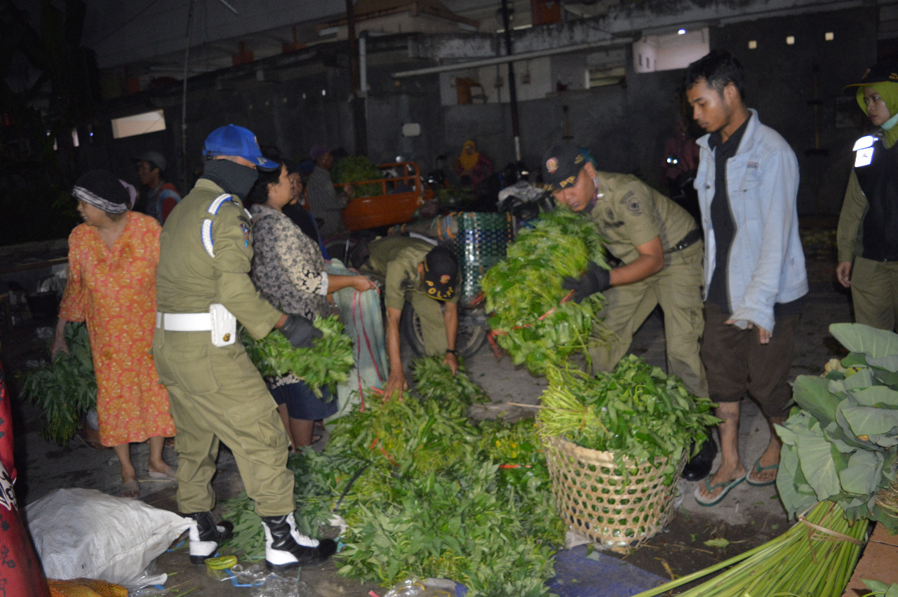 Satpol PP Kabupaten Demak Tertibkan Pedagang Pasar Bintoro Demak