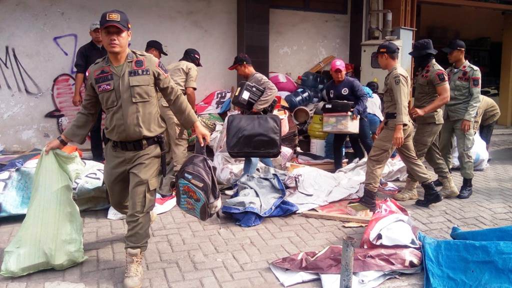 Satpol PP Kota Semarang Temukan Celurit saat Sapu Bersih Kawasan Kumuh Kota Lama