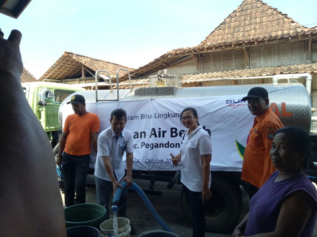 PLN Area Semarang Salurkan Enam Tangki Air Bersih di Kendal