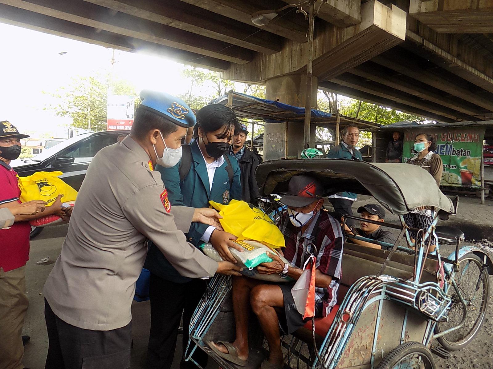 Polda Jateng Salurkan Bantuan kepada Masyarakat Terdampak Kenaikan BBM