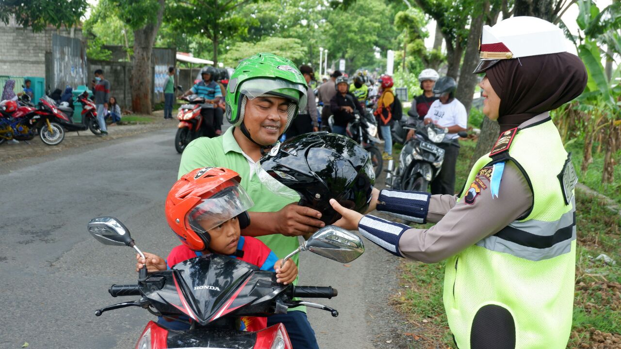 polisi-bagikan-helm-gratis-kepada-pengendara-yang-tertib-berlalulintas_20171106_102014.jpg
