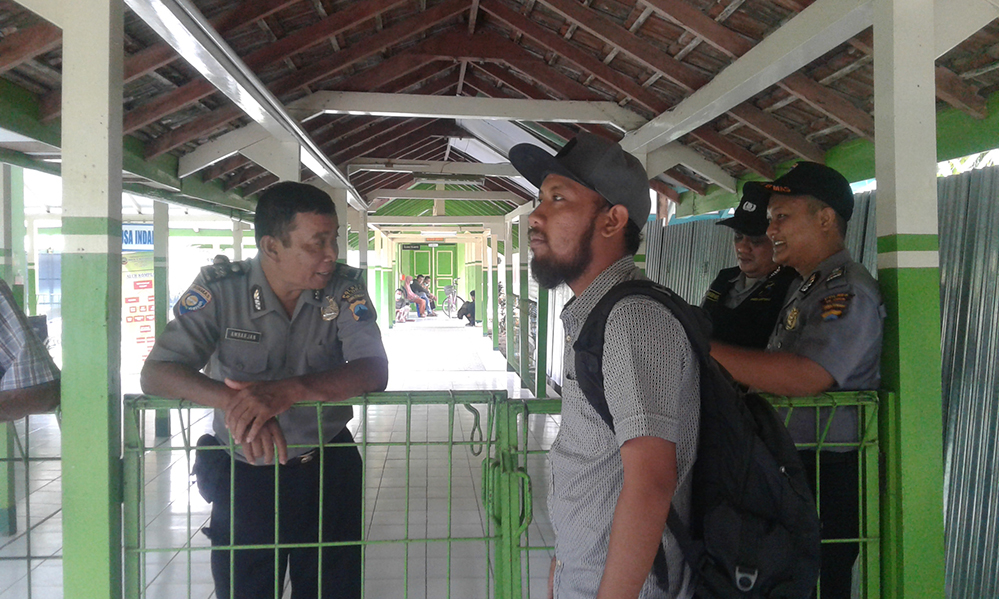 polisi-berjaga-di-lorong-menuju-kamar-jenazah-rsud-dr-soetijono-blora_20171011_112210.jpg