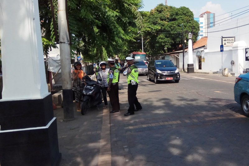 polisi-melakukan-razia-di-jalan-letjen-suprapto-kecamatan-semarang-utara_20171101_111038.jpg