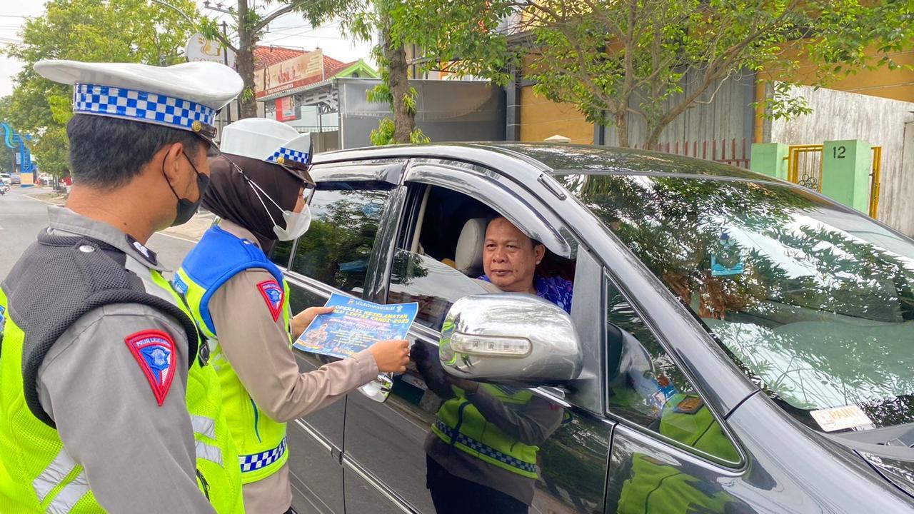 Tekan Angka Kecelakaan, Tim Satgas Operasi Candi Polres Blora Bagikan Brosur Keselamatan di Jalan