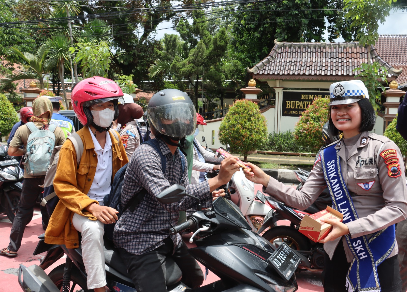 polres-sukoharjo-bagikan-bunga-dan-coklat-ke-pengendara-tertib.jpg