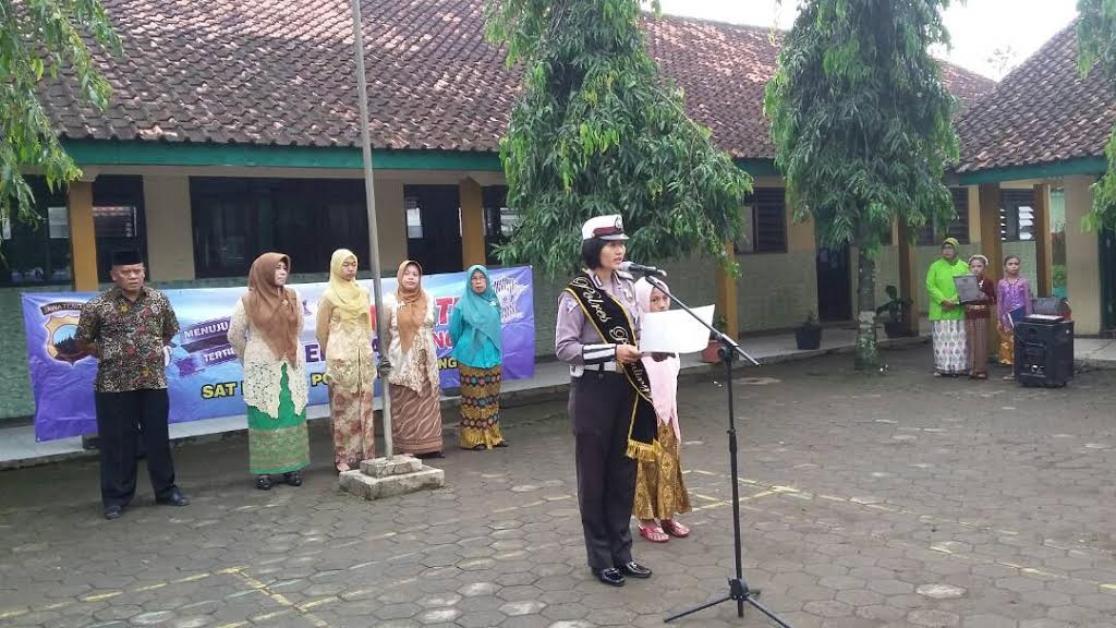 polwan-menjadi-pembina-upacara-di-sekolah-sekolah-di-purbalingga_20170421_202141.jpg