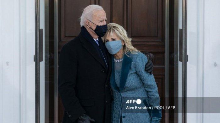 presiden-as-joe-biden-memeluk-ibu-negara-jill-biden-saat-mereka-tiba-di-gedung-putih-di-washington.jpg
