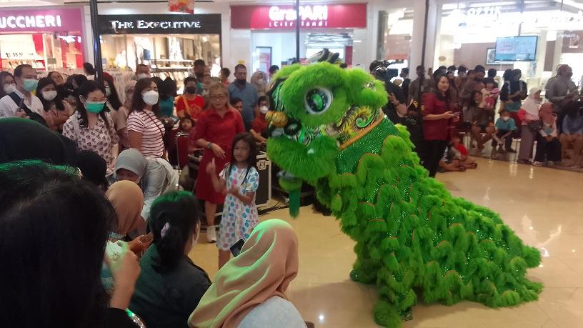 Event Mal Bergeliat, Mal Ciputra Semarang Pukau Pengunjung dengan Penampilan Barongsai