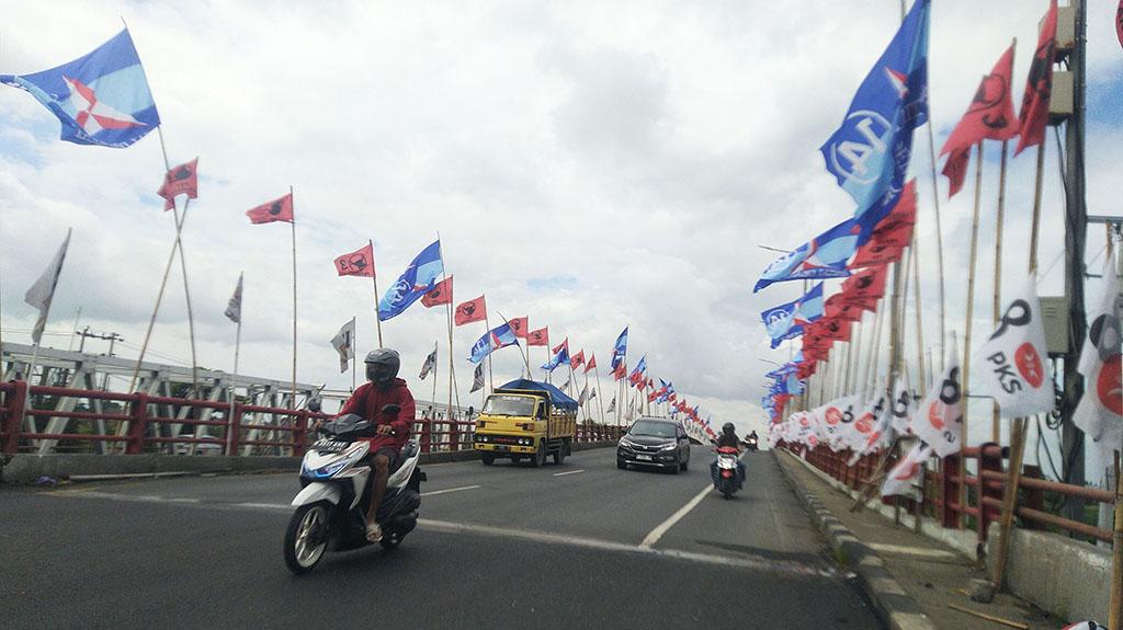 jateng/ratusan-bendera-parpol-di-gerbang-masuk-kudus.jpg