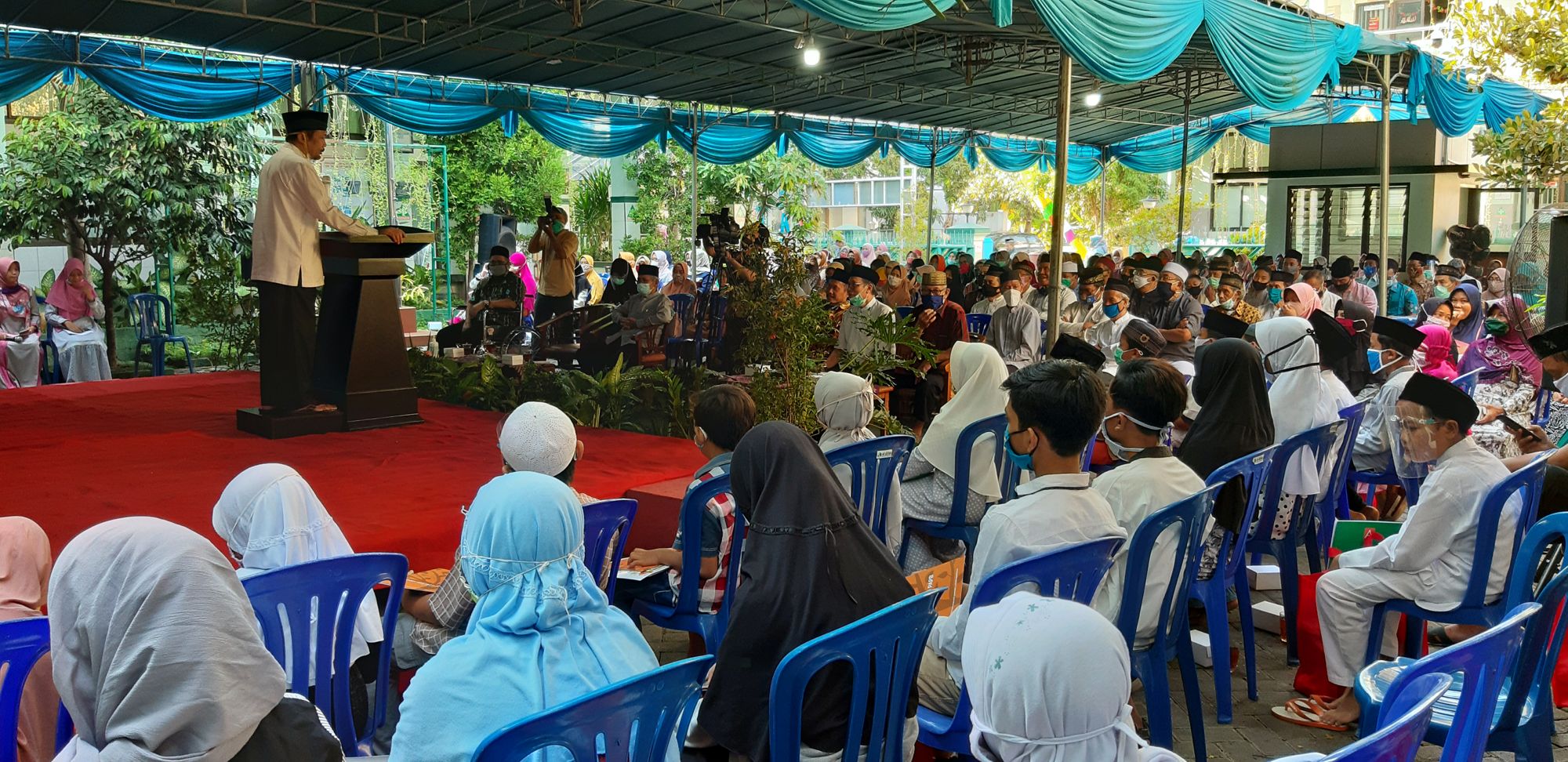 Di Pengajian Ahad Pagi, SMP IT PAPB Semarang Beri Santunan ke 30 Anak Yatim Piatu