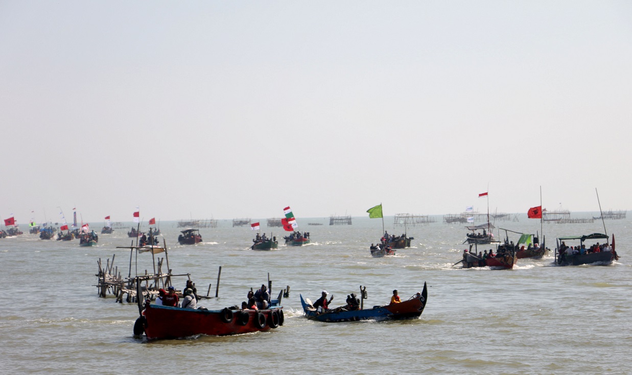 ratusan-warga-mengikuti-ritual-sedekah-laut-dan-bumi-di-kampung-tambaklorok.jpg