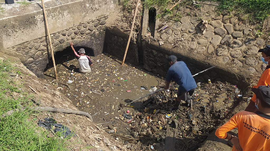 relawan-bersihkan-sampah-kalimubeng.jpg
